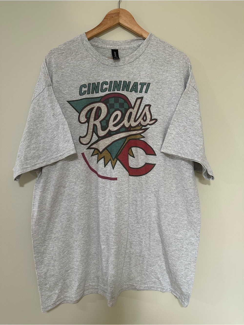 Gildan Cincinnati Reds Graphic Crewneck Tee in Heather Gray